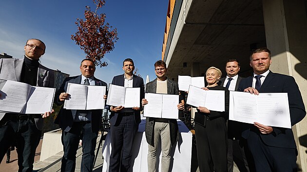 Politici v Brně v pátek dopoledne podepsali na náplavce koaliční smlouvu. (23. října 2026)