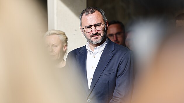 Politici v Brně v pátek dopoledne podepsali na náplavce koaliční smlouvu. Na snímku vlevo budoucí primátor Jakub Hruška z KDU-ČSL. (23. října 2026)