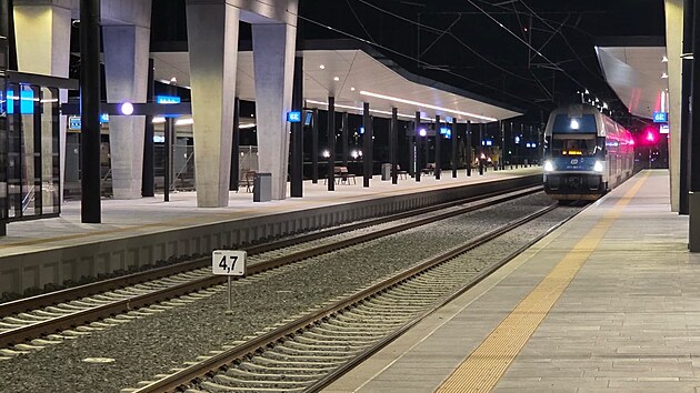 První vlak přijíždí na zrekonstruované nástupiště nádraží Smíchov. (20. října 2026)