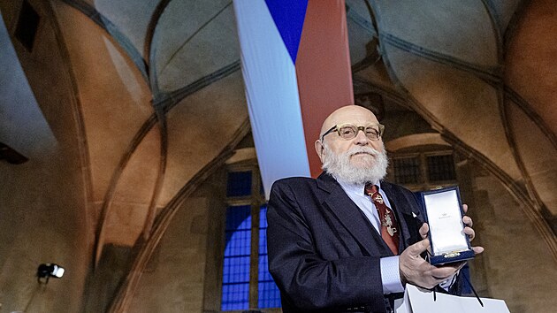 Herec Arnošt Goldflam si z Hradu odnáší Medaili Za zásluhy v oblasti kultury, výchovy a školství. (28. října 2026)