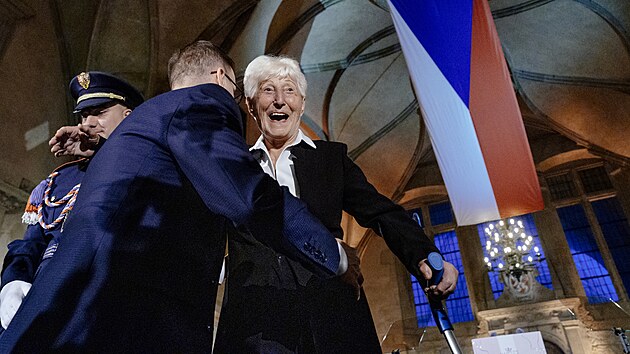 Nejdéle působící učitelka Sylva Knedlová si z Hradu odnáší medaili Za zásluhy v oblasti výchovy a školství. (28. října 2026)