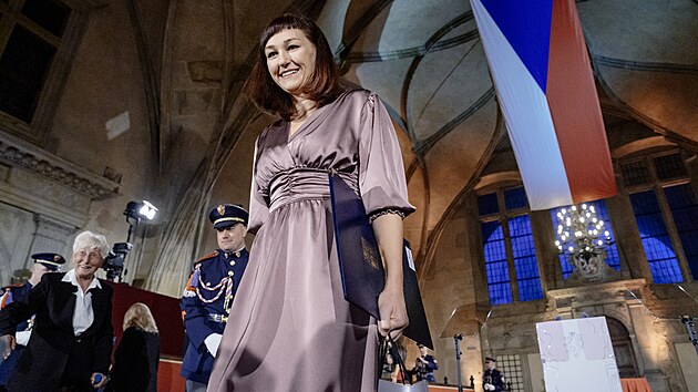 Mezi oceněnými je i doktorka, spisovatelka a dramatička Kateřina Tučková. Z Hradu si odnáší Medaili Za zásluhy v oblasti umění. (28. října 2026)