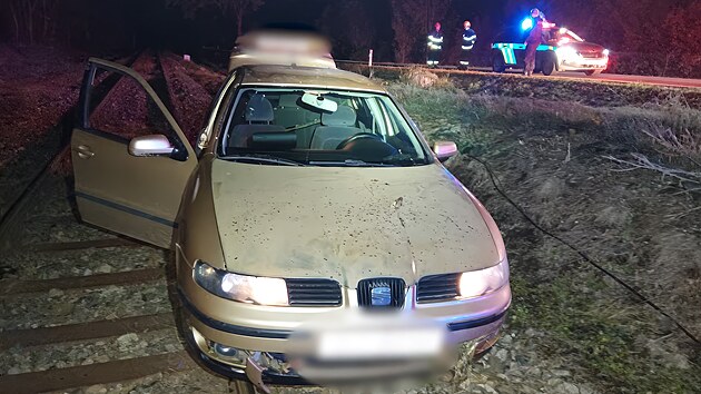 Řidič bez oprávnění ujížděl policistům z Mutěnic směrem na Hodonín rychlostí až 200 km/h. Havaroval a uvízl na kolejích, čímž na více než hodinu zastavil provoz vlaků. Test na drogy měl pozitivní, značky patřily jinému vozu a v autě policisté našli větší množství konopí. Řidiče i spolujezdce zadrželi.