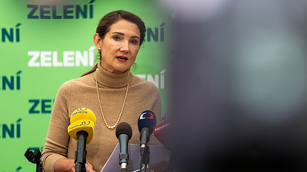 Gabriela Svárovská na tiskové konferenci strany Zelených kde komentovali Švarcsystém, rozpočet a vývoj po volbách. (20. října 2026)