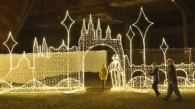 V areálu Dolní oblasti Vítkovice je k vidění světelná výstava Éra vynálezů z projektu Story of Lights. Součástí expozice je 223 světelných objektů a na 400 tisíc úsporných LED diod, které představují klíčové milníky lidského pokroku od knihtisku po Einsteinovu teorii černých děr. Park je pro veřejnost otevřen denně od 16.00 do 21.00 hodin. (24. říjen 2026)