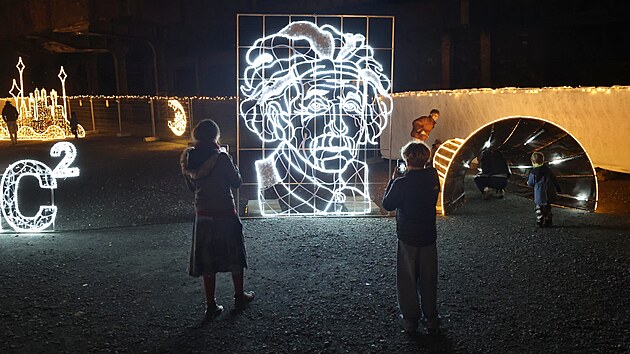 V areálu Dolní oblasti Vítkovice je k vidění světelná výstava Éra vynálezů z projektu Story of Lights. Součástí expozice je 223 světelných objektů a na 400 tisíc úsporných LED diod, které představují klíčové milníky lidského pokroku od knihtisku po Einsteinovu teorii černých děr. Park je pro veřejnost otevřen denně od 16.00 do 21.00 hodin. (24. říjen 2026)