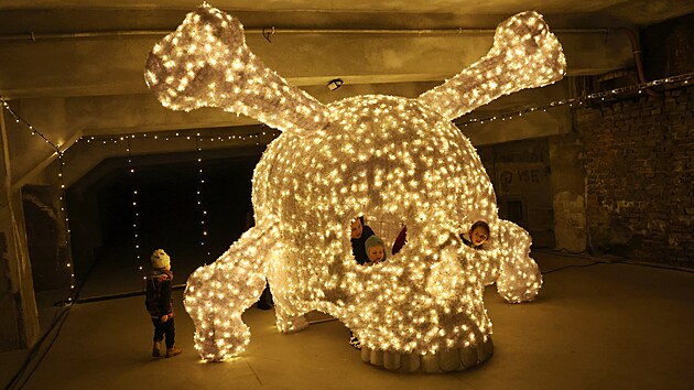 V areálu Dolní oblasti Vítkovice je k vidění světelná výstava Éra vynálezů z projektu Story of Lights. Součástí expozice je 223 světelných objektů a na 400 tisíc úsporných LED diod, které představují klíčové milníky lidského pokroku od knihtisku po Einsteinovu teorii černých děr. Park je pro veřejnost otevřen denně od 16.00 do 21.00 hodin. (24. říjen 2026)
