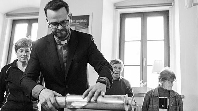 Do makovice ve věži kostela sv. Mikuláše v Rychalticích přibude nový odkaz příštím generacím. Farníci jej do měděné schránky zapečetili 23. října 2026.