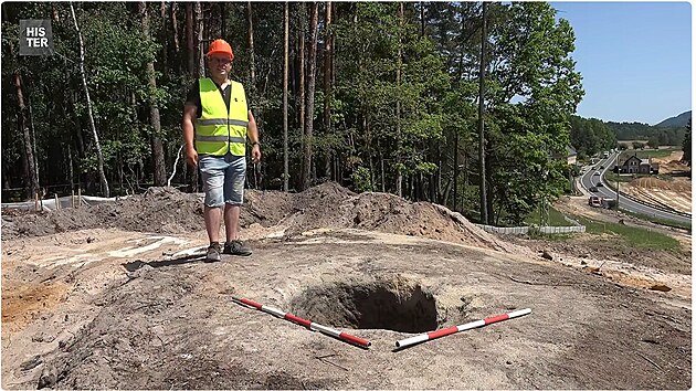 Kruhový otvor vytesaný do skály našli hned na začátku průzkumu, jeho účel se podařilo určit díky historickým mapám. (říjen 2026)