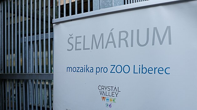 Společn&eacute; d&iacute;lo des&iacute;tek studentů ze tř&iacute; uměleck&yacute;ch &scaron;kol nyn&iacute; v&iacute;t&aacute; n&aacute;v&scaron;těvn&iacute;ky pavilonu &scaron;elem v Zoo Liberec.