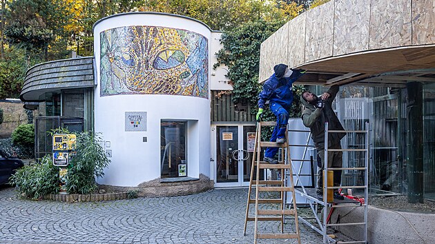 Velkoform&aacute;tov&aacute; skleněn&aacute; mozaika nazvan&aacute; &Scaron;elm&aacute;rium na plo&scaron;e 4,6 kr&aacute;t 1,8 metru zachycuje stylizovan&eacute; kočkovit&eacute; &scaron;elmy.