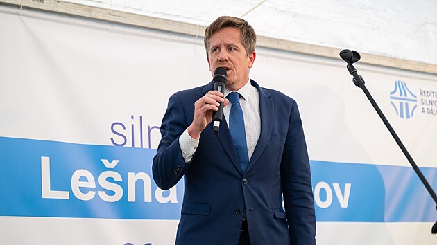 Silničáři otevřeli tzv. Palačovskou spojku u Valašského Meziříčí. Cesta první třídy odvede z obcí na Valašsku tranzitní dopravu a obyvatelům zkrátí cestu na dálnici D48. Na snímku mluví ředitel ŘSD Radek Mátl. (říjen 2026)