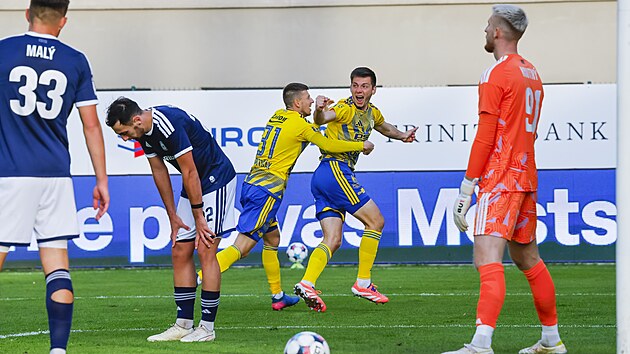 Michal Cup&aacute;k se raduje z g&oacute;lu, kter&yacute;m Zl&iacute;n vyrovnal v dom&aacute;c&iacute;m z&aacute;pase s Olomouc&iacute; na konečn&yacute;ch 1:1. V Chance lize se trefil poprv&eacute; od 1. března, kdy dal dvě branky Plzni. (ř&iacute;jen 2026)