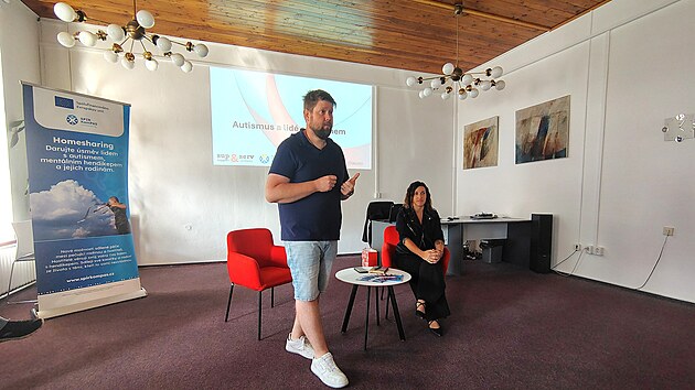 Činnost organizace i možnosti, jak se může zapojit běžn&aacute; veřejnost, přibližuj&iacute; manžel&eacute; &Scaron;itnerovi na předn&aacute;&scaron;k&aacute;ch. (22. ř&iacute;jna 2026)