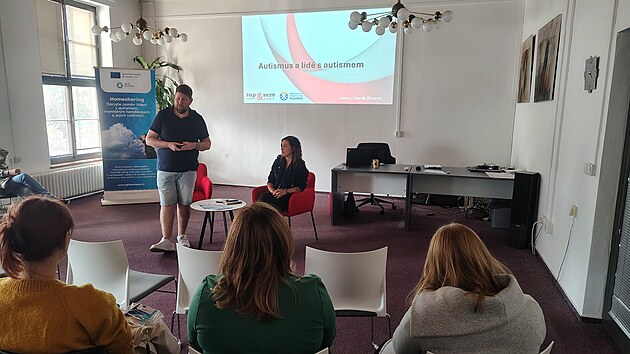Činnost organizace i možnosti, jak se může zapojit běžn&aacute; veřejnost, přibližuj&iacute; manžel&eacute; &Scaron;itnerovi na předn&aacute;&scaron;k&aacute;ch. (22. ř&iacute;jna 2026)