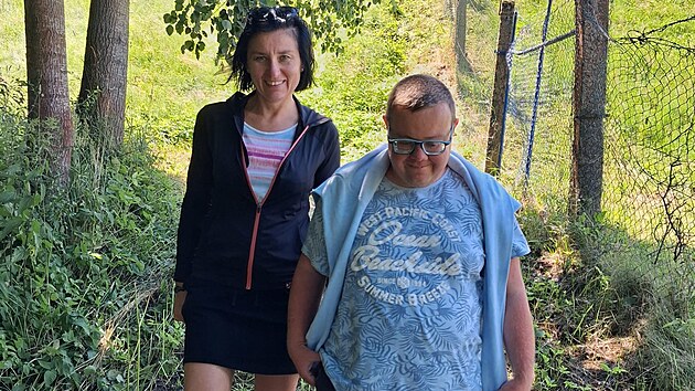 Sd&iacute;len&aacute; p&eacute;če neboli homesharing ulev&iacute; rodin&aacute;m hendikepovan&yacute;ch. A dobrovoln&iacute;k, takzvan&yacute; hostitel, d&iacute;ky tomu může z&iacute;skat nov&eacute;ho př&iacute;tele.