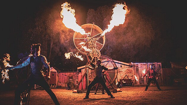 Tradiční ohňostroj letos v Jihlavě nahradí velkolepá ohňová a akrobatická show skupiny MansterVille, jejíž součástí budou působivé světelné a ohnivé efekty na scéně.