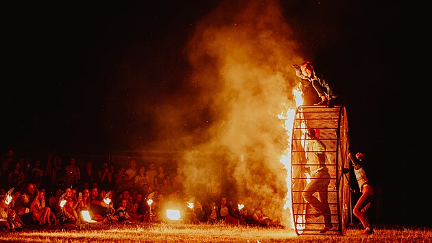 Tradiční ohňostroj letos v Jihlavě nahradí velkolepá ohňová a akrobatická show skupiny MansterVille, která návštěvníkům nabídne bezprostřední zážitek přímo na Masarykově náměstí.