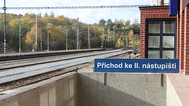 Souč&aacute;st&iacute; pl&aacute;novan&eacute; rekonstrukce trati je i &uacute;prava z&aacute;zem&iacute; pro cestuj&iacute;c&iacute; a př&iacute;stupů k vlakům.