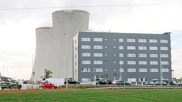 První administrativní budova vedení a přípravných týmů nové elektrárny už byla zkolaudována a slavnostně otevřena. Hned vedle ní je parkoviště. (27. října 2026)