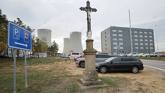 První administrativní budova vedení a přípravných týmů nové elektrárny už byla zkolaudována a slavnostně otevřena. Hned vedle ní je parkoviště. (27. října 2026)