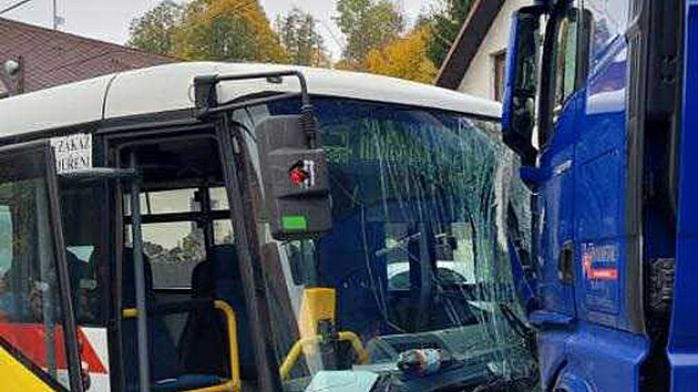 Ve Stonařově na Jihlavsku narazil autobus do kamionu. (29. října 2026)