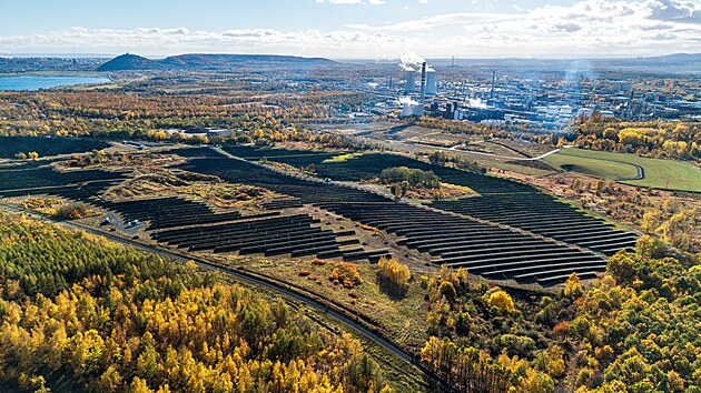Nová fotovoltaická elektrárna v Růžodolu u Litvínova. Na snímku v blízkosti elektrárny areál Unipetrolu. V pozadí jezero Most. (říjen 2026)