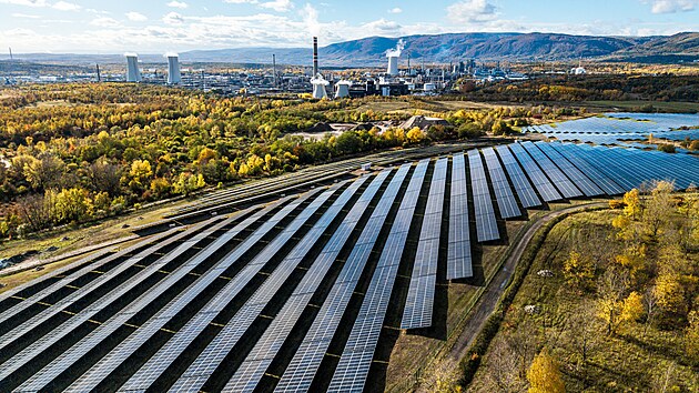 Nová fotovoltaická elektrárna v Růžodolu u Litvínova. V pozadí chemička Unipetrol. (říjen 2026)