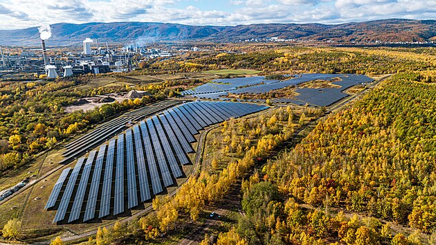 Nová fotovoltaická elektrárna v Růžodolu u Litvínova. V pozadí chemička Unipetrol. (říjen 2026)