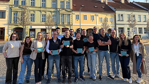 Tým olomouckého startupu Kardi Ai. V rukou mají krabičky s přístrojem na měření EKG.