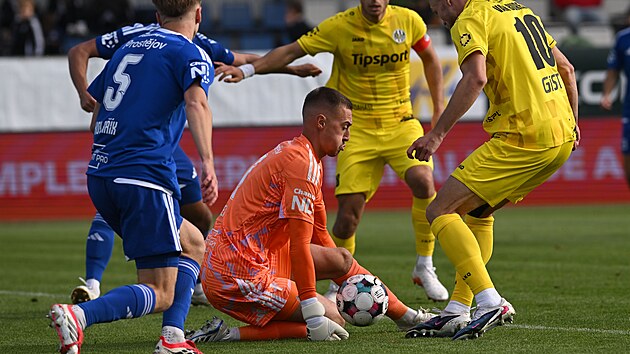 Gólman Prostějova Daniel Kerl zasahuje v utkání s Hradcem.