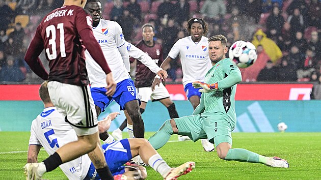 Gólman Baníku Budinský v permanenci během utkání se Spartou.