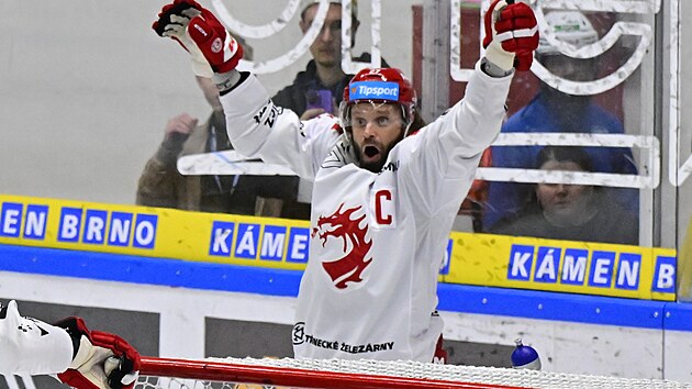 Martin Růžička slav&iacute; g&oacute;l do s&iacute;tě Komety Brno.