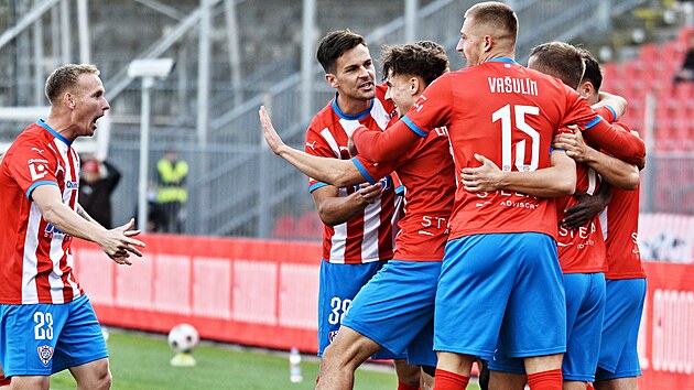 Fotbalisté brněnské Zbrojovky se radují z gólu, který vstřelil Amadou Dante.