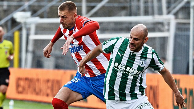 Brněnský útočník Daniel Vašulín přechází přes Davida Lischku z Bohemians.