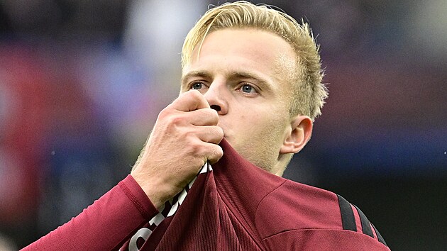 Sparťansk&yacute; &uacute;točn&iacute;k Jonatan Brunes oslavuje vstřelen&yacute; g&oacute;l.