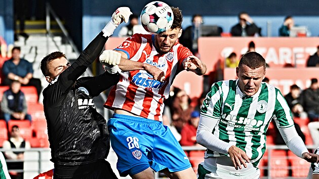 Brankář Tomáš Frühwald z Bohemians vyráží míč v souboji s Filipem Vedralem z brněnské Zbrojovky.