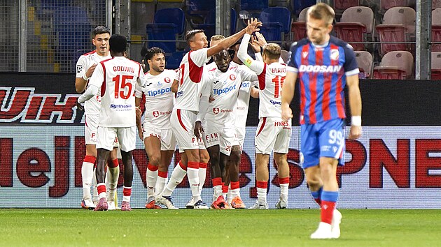 Pardubičtí fotbalisté se radují z gólu v Plzni.