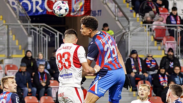 Plzeňský útočník Christophe Kabongo hlavičkuje v souboji s Denisem Halinským z Pardubic.