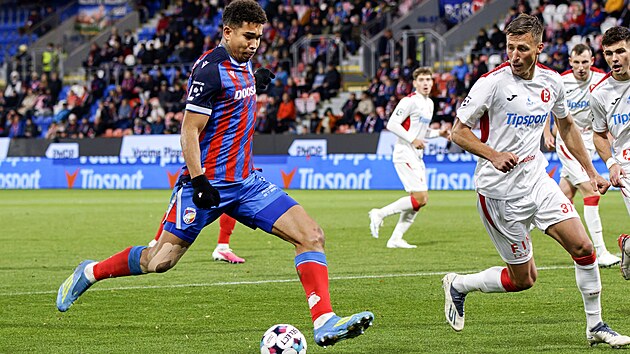 Plzeňský útočník Christophe Kabongo se pokouší vystřelit před Dávidem Krčíkem z Pardubic.