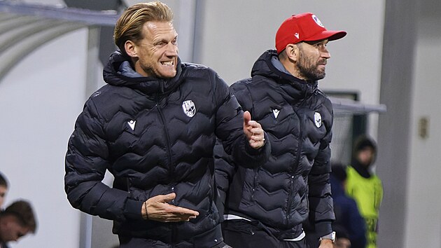 Plzeňský trenér Radoslav Kováč se svým asistentem Markem Bakošem během utkání s Pardubicemi