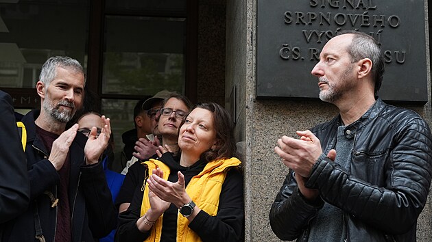 Pracovníci ČT a ČRo vyhlásili na úterý 3. listopadu celodenní stávku, oznámila iniciativa Veřejnoprávně na tiskové konferenci před budovou ČRo v reakci na plán převést poplatky pos státní rozpočet. (23. října 2026)