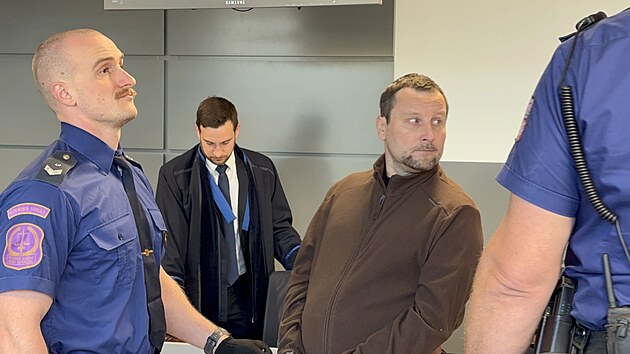 Eskorta vězeňské služby přivedla před krajský soud v Olomouci Jiřího Kudličku, obžalovaného z otrávení nápojů, kdy jeden člověk na otravu zemřel. Muži hrozí 25 let odnětí svobody. (21. října 2026)