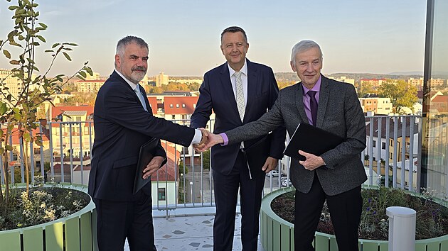 Koaliční smlouvu nového vedení v Přerově podepsali koaliční partneři ve středu 21. října. Na snímku za ANO Petr Vrána (uprostřed), za ODS Miloslav Dohnal (vlevo) a za lidovce Jan Zámrský. (vpravo)