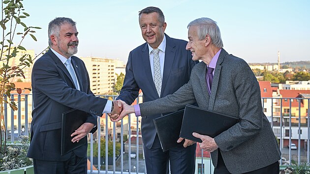 Na snímku za ANO pokračující primátor Petr Vrána (uprostřed), za ODS Miloslav Dohnal (vlevo) a za lidovce Jan Zámrský (vpravo)