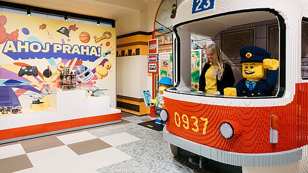 Tramvaj č&iacute;slo 23 v&iacute;t&aacute; n&aacute;v&scaron;těvn&iacute;ky v nov&eacute;m obchodě Lego v Praze v ulici Na Př&iacute;kopě. (21. ř&iacute;jna 2026)