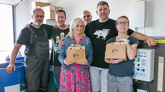 Staré palety, které by jinde skončily na smetišti, v sociální dílně Tříska s duší proměňují na třísky na podpal i dekorativní předměty. Na snímku podnikatel Martin Leon (druhý zprava)