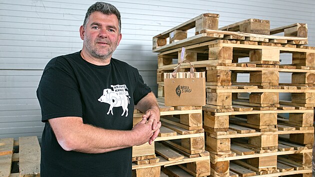 Staré palety, které by jinde skončily na smetišti, v sociální dílně Tříska s duší proměňují na třísky na podpal i dekorativní předměty. Na snímku podnikatel Martin Leon