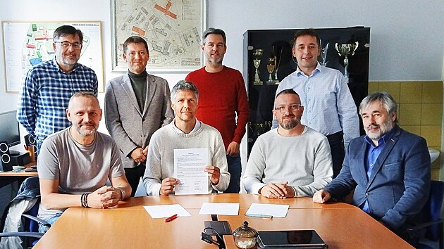 Čtyři l&iacute;dři, kteř&iacute; se dohodli na společn&eacute;m postupu v povolebn&iacute;ch vyjedn&aacute;v&aacute;n&iacute;ch. V doln&iacute; řadě zleva Radek Chvosta (koalice Společně), Tom&aacute;&scaron; Dunovsk&yacute; (Na&scaron;e Česko), Jaroslav Horej&scaron; (Otevřen&eacute; Strakonice) a Franti&scaron;ek Burda (Jihoče&scaron;i 2012).
