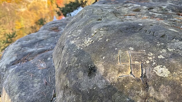 Vandal vyryl hákový kříž do skály u Věžického rybníka. (27. října 2026)